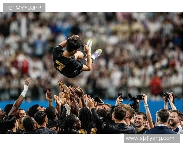 镜头定格孙兴慜赛场细节动作引发球迷热烈讨论与广泛关注